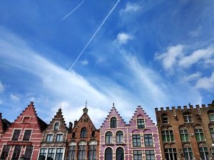 grote-markt-blue-sky-sunlight-bruges-belgium_181624-13645